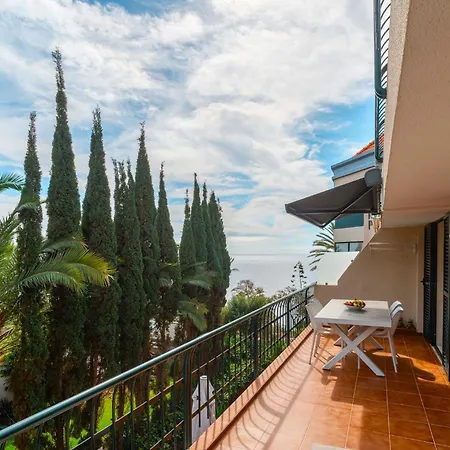Sea View Apartment *